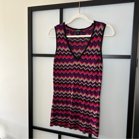 [M] NWOT Le Chateau 95% Viscose Pink, Purple & Black Chevron Pattern Tank Top - Picture 2 of 11